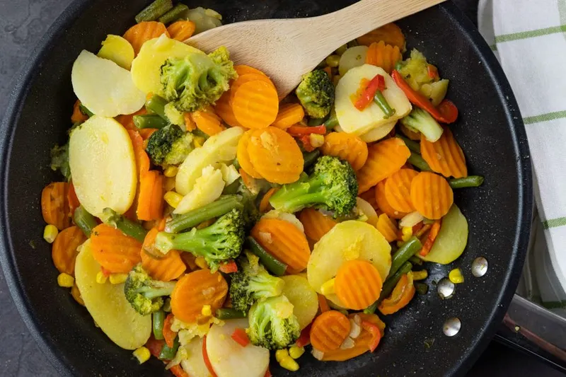 Broccoli And Aloo Poriyal Recipe - South Indian Broccoli And Potato Stir Fry — photo 2