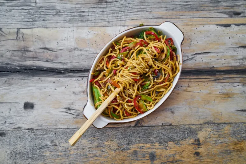 Noodle Sizzler With Garlic Pepper Sauce And Baked Vegetables Recipe