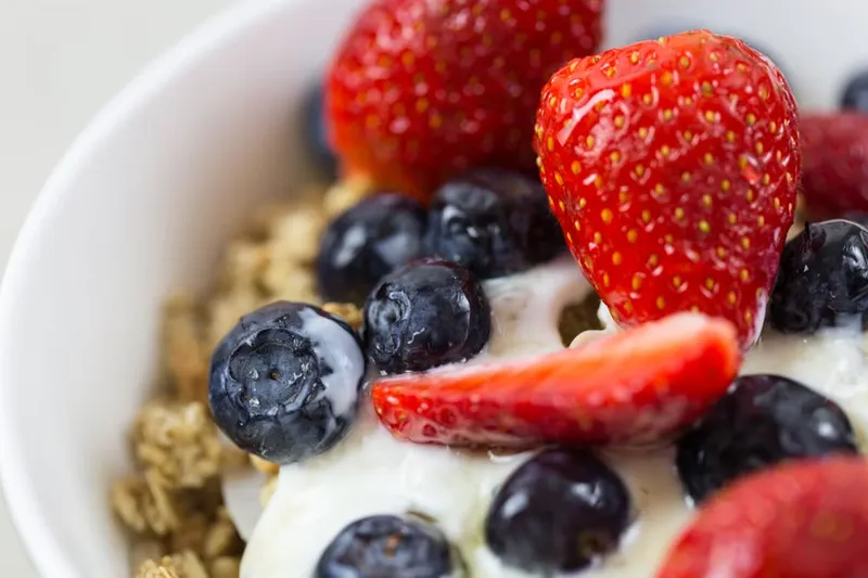 Breakfast Bar Recipe With Berries Quinoa & Oats — photo 2