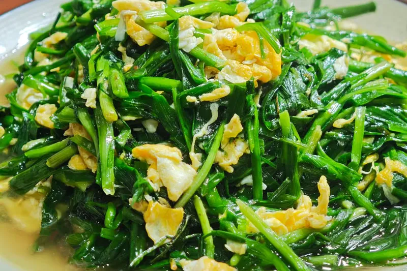 Bengali Style Shak Bhaja Recipe - Stir Fried Green Amaranth Leaves (Recipe in Hindi)