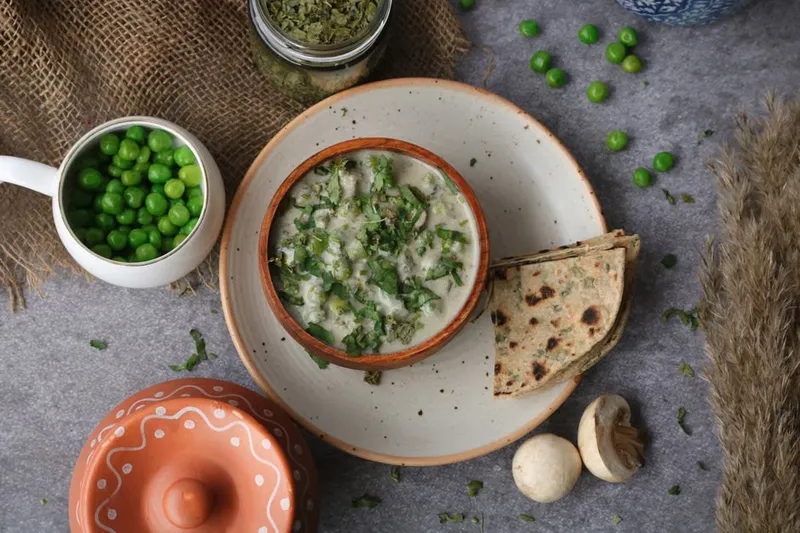 Vatana Bateta Na Rotla Recipe - Gujarati Peas and Potato Roti
