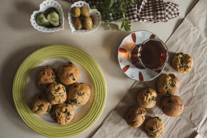 Baked Palak Ki Mathri Recipe (Baked Spinach Spicy Tea-Time Crackers)