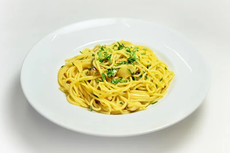 Spaghetti Aglio Olio Pasta Recipe with Bacon — photo 2
