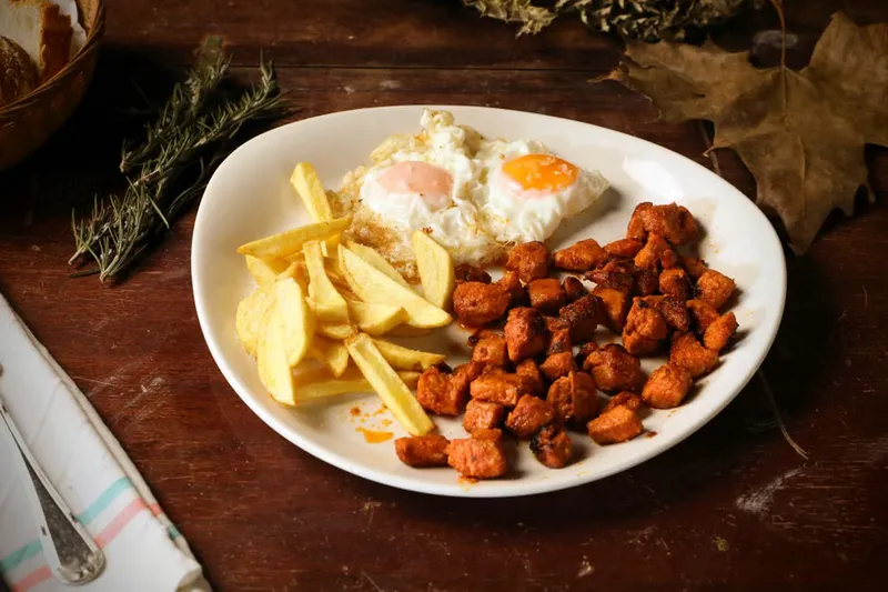 Sali Par Eedu Recipe - Parsi Breakfast Eggs On Fried Potato