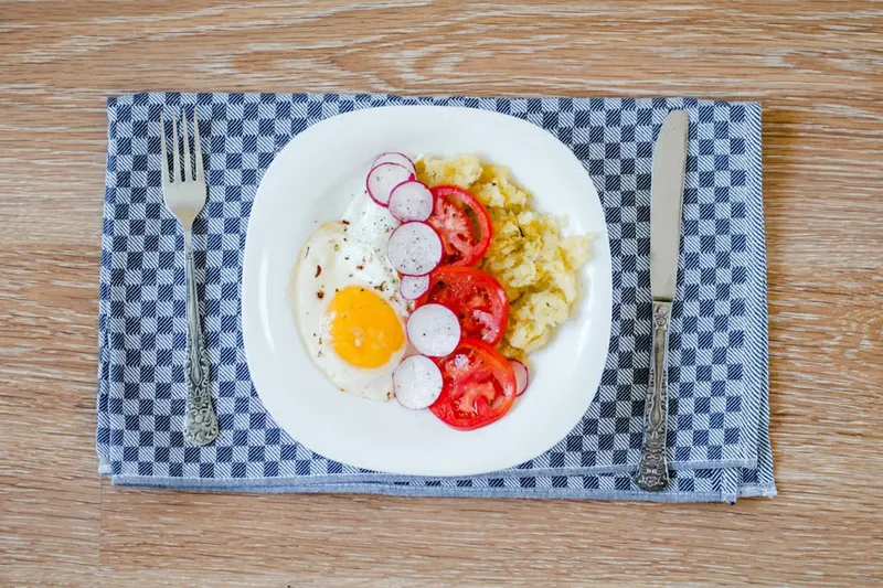 Sali Par Eedu Recipe - Parsi Breakfast Eggs On Fried Potato — photo 2