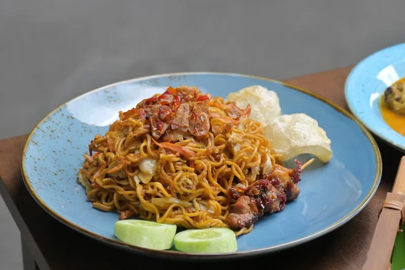 Chicken Mie Goreng Recipe - Noodles Tossed In Sriracha Sauce — photo 2