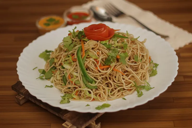 Vegetarian Hakka Noodles -Chinese Chow Mein Recipe