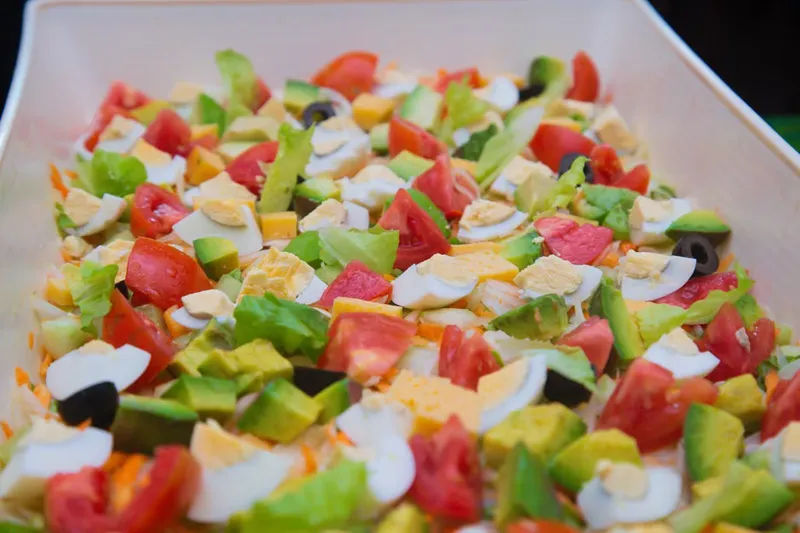 Delicious Avocado Salad Recipe with Vegetables — photo 2