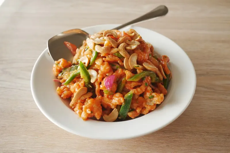 Mangalorean Style Vaingana Mashinga Sange Sukhe/Sukka Recipe - Brinjal & Cashew Nut Stir Fry
